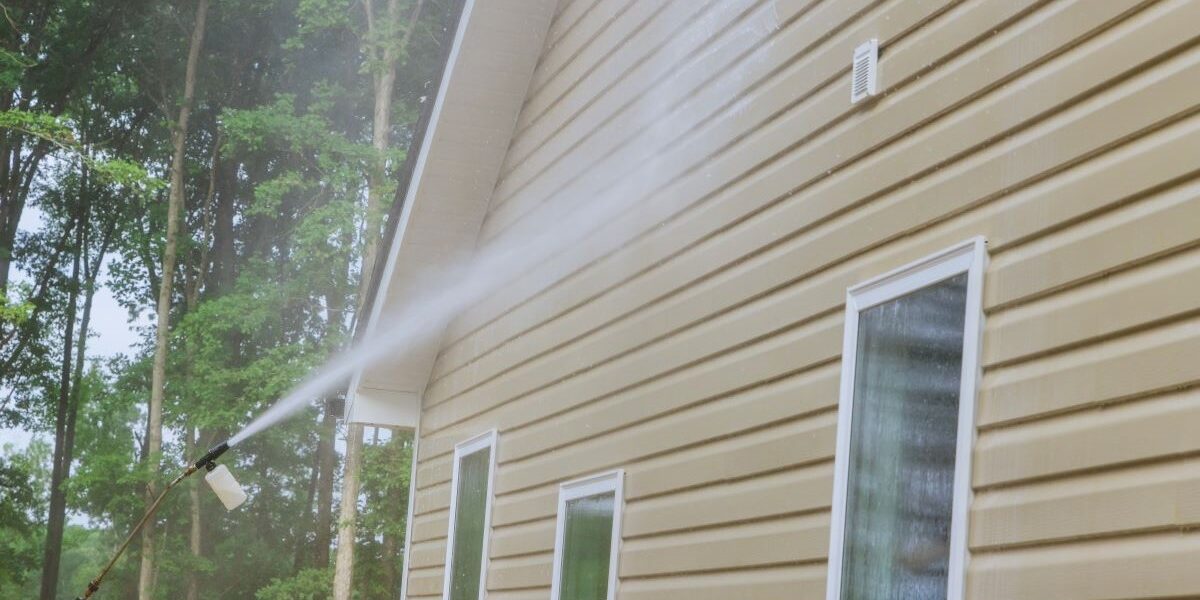 Pressure wash for the winter Power washing side of house